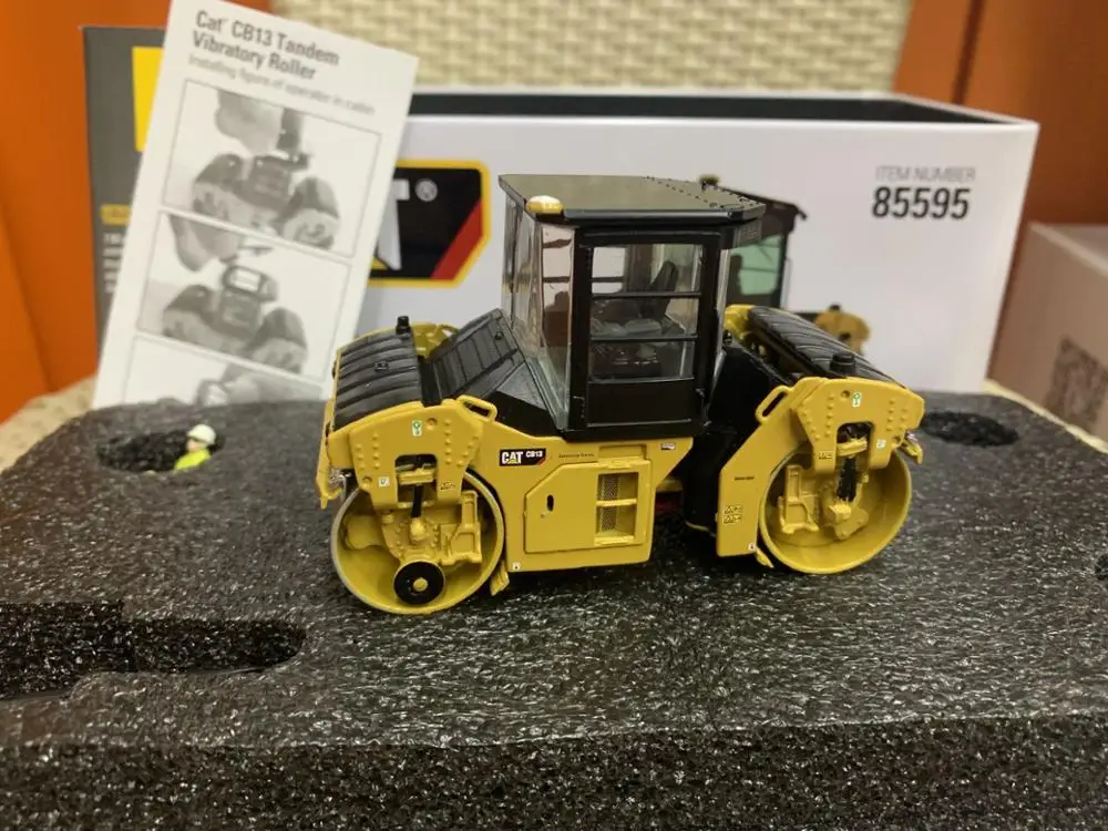 Caterpillar Cat CB13 тандемный Вибрационный каток-Cab масштаб 1:50 металлический Фотофон DM85595