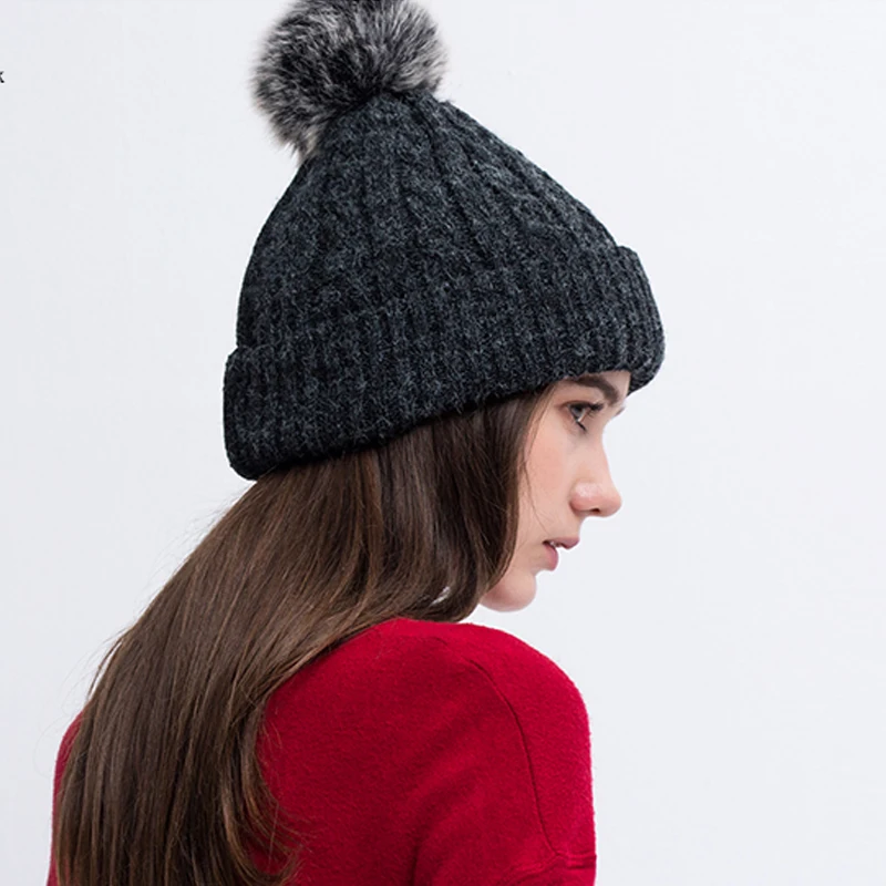 

Женская зимняя вязаная шапка с помпоном и флисовой подкладкой