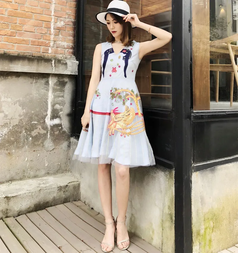 

Chic women's embroidered sleeveless V neck mesh dress 2019 summer runways vintage dress A272
