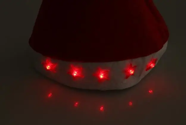 120 шт. Освещение электронный светодиодный Red Hat мигает пятиконечной звезды не сплетенный Ткань Санта Клаус Рождество Кепки партии поставки