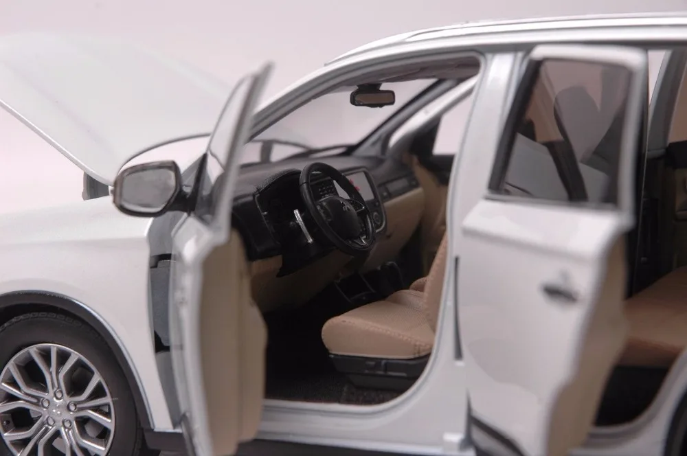 1:18 литья под давлением модель для Mitsubishi Outlander 2017 белый внедорожник сплава игрушечный автомобиль миниатюрный коллекция