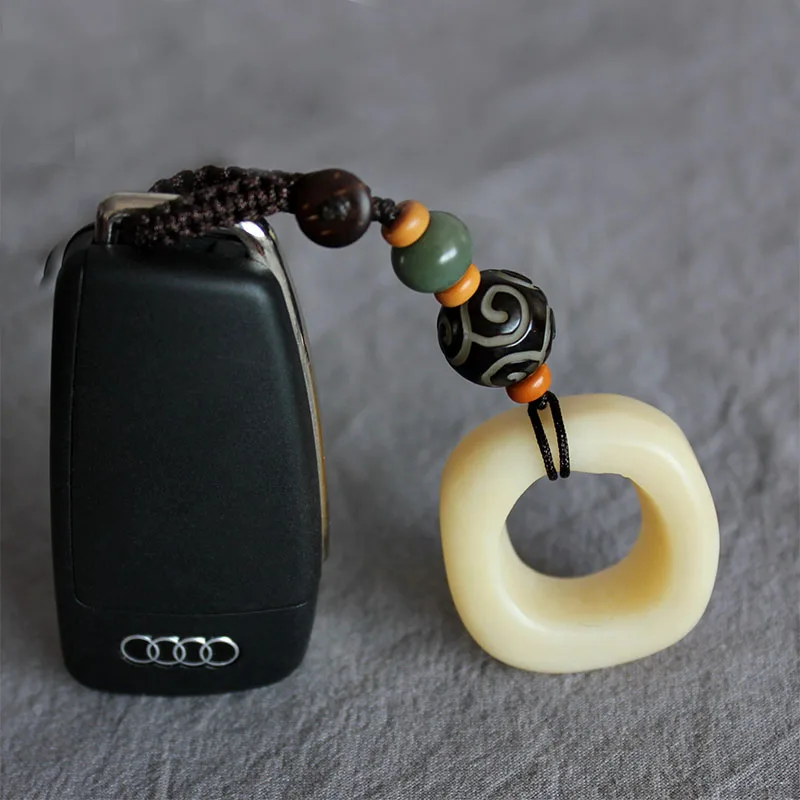 

Original beef bone handmade keychain Bodhi braided rope live buckle men and women couple models car key chain bag pendant beauty