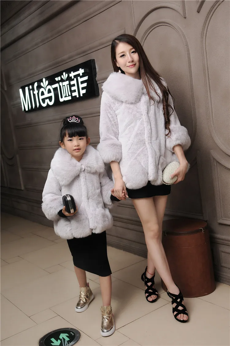 Одежда для мамы и дочки, коллекция года, зимние одинаковые пальто для семьи Одежда для девочек-принцесс с искусственным лисьим мехом