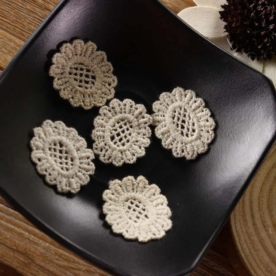 

20pcs/lot Embroidered Flower Daisy Lace Applique Patches Beige Sew on Mesh DIY Sewing Craft Wedding Party Decor 25*20mm