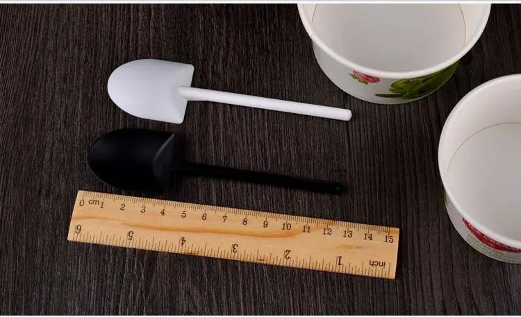 12,5 см пластиковая ложка для мороженого мини Лопата дизайн черный/белый десерт торт ложка Лопата вечерние принадлежности Посуда SK711