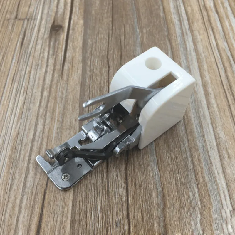 Лапка оверлок для швейной машины. Лапки на швейную машинку бразер. Лапка brother оверлочная, 7 мм. Оверлочная лапка для singer 7640q. Оверлочная лапка для singer 7640q.