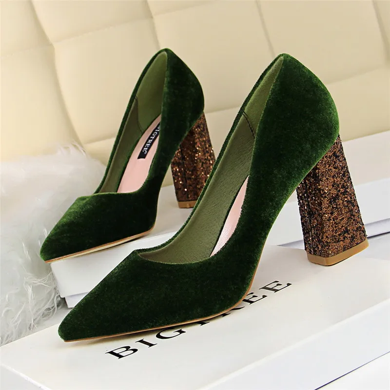 Модные блестящие женские туфли на квадратном каблуке; Новинка года; однотонные женские туфли-лодочки из флока с закрытым носком; туфли на высоком каблуке с острым носком; пикантная обувь для вечеринок - Цвет: green