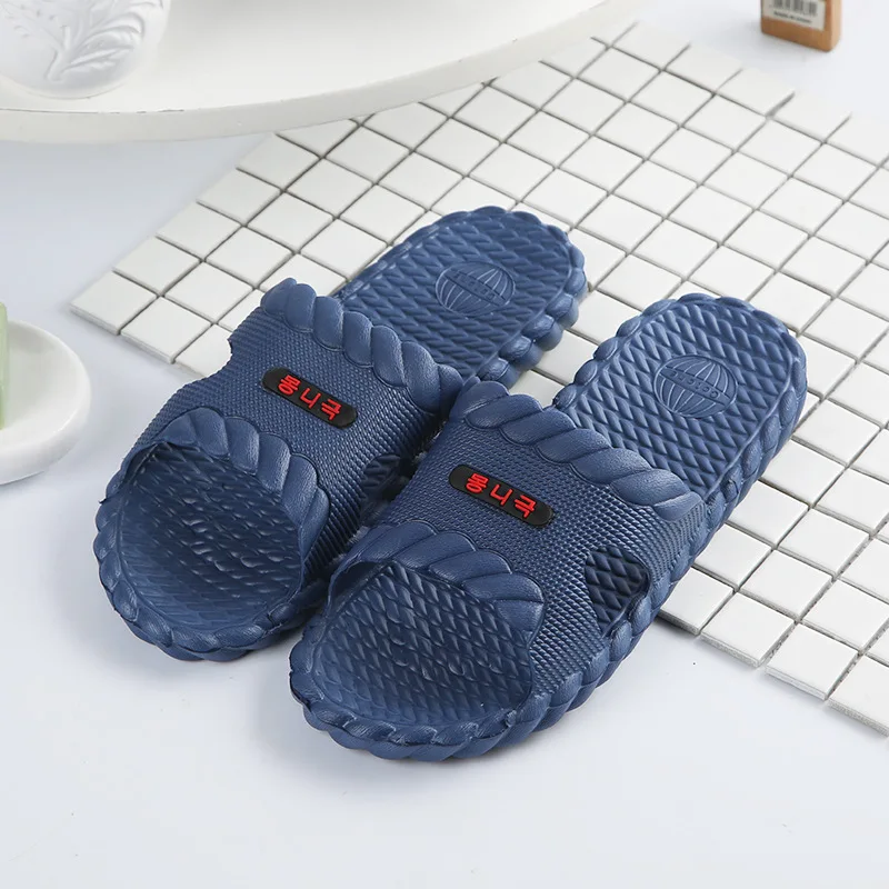 Популярная пляжная обувь; повседневные мужские сандалии; шлепанцы; Летние уличные вьетнамки на плоской подошве; нескользящие домашние массажные тапочки для ванной; Q90 - Цвет: Navy-blue