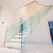 Великобритания центр луча Открытый стояк лестницы с бескаркасными стеклянными балюстрадами