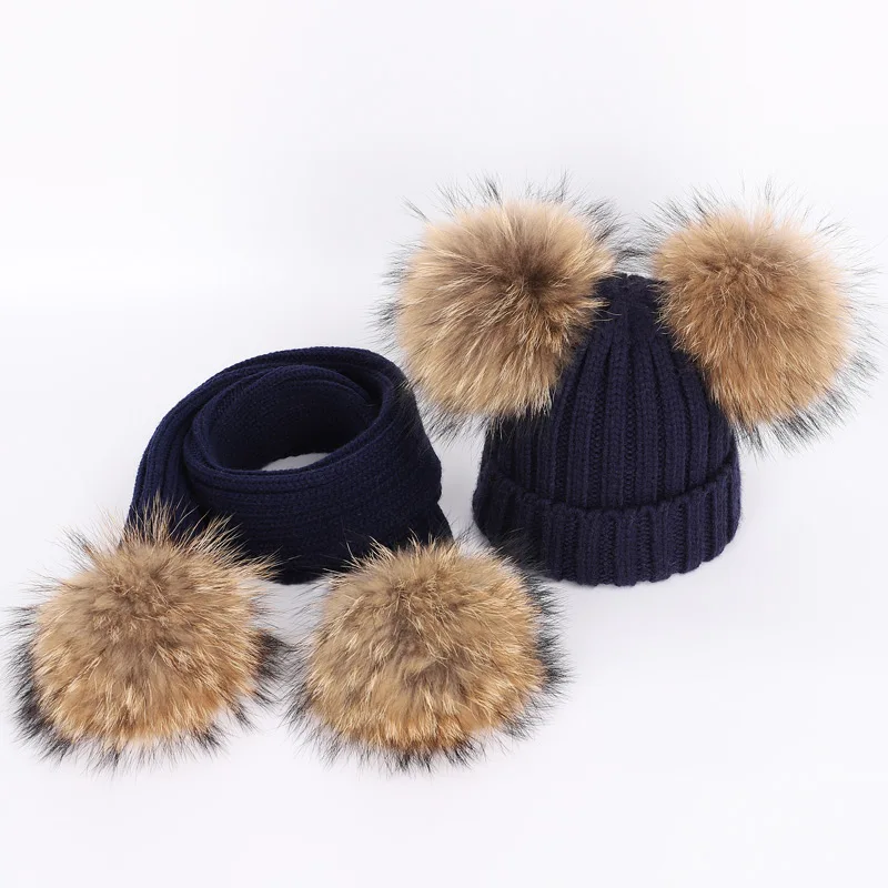 Комплект из 2 предметов, зимняя одежда для маленьких мальчиков и девочек, из натурального меха енота вязаная шапка и шарф, набор с меховой шар-помпон шапочки; Шапки детская теплая шапочка, костюм - Цвет: Navy3