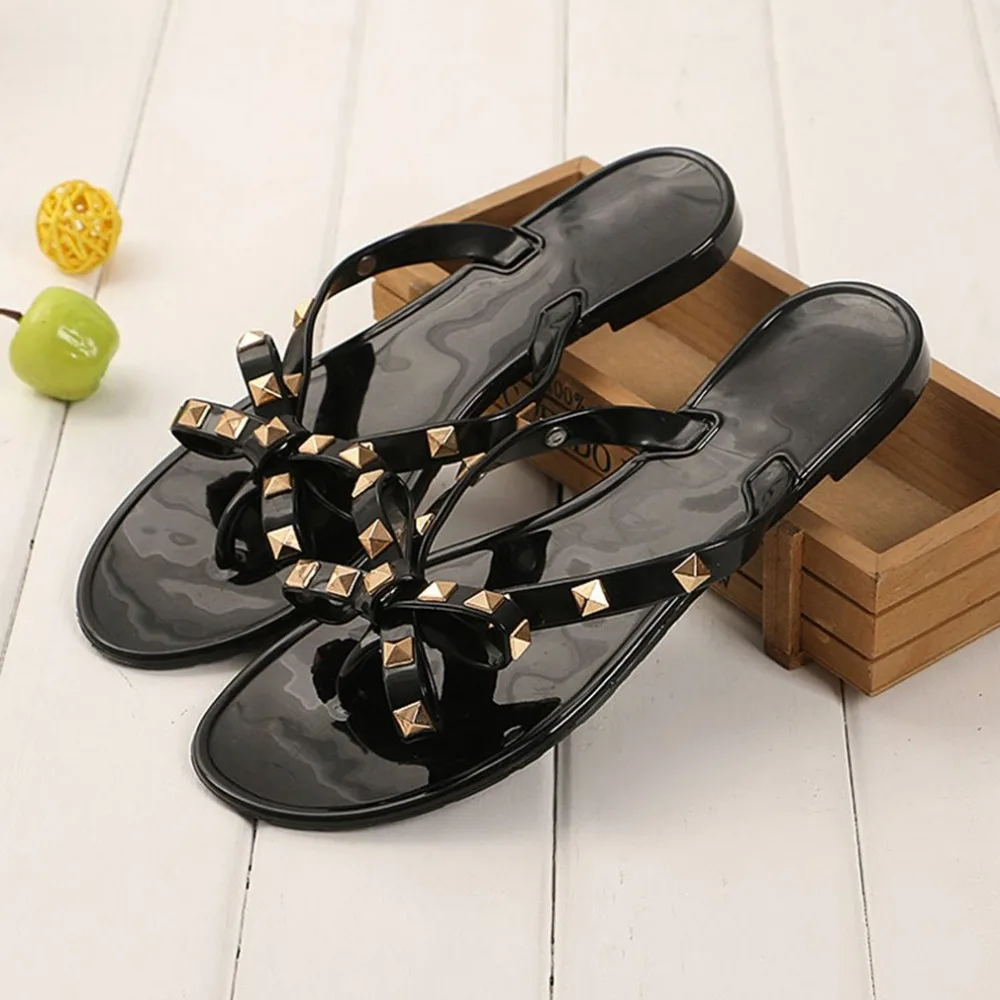 online Mulheres elegantes Sandálias Rebites Bowknot Plana Chinelos Meninas Chinelos Sapatos Elegantes de Verão Fresco Sapatos de Geléia de Praia