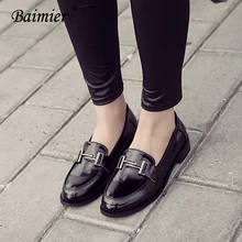 Baimier/осенние черные женские туфли-оксфорды с Т-образным металлическим украшением; женские лоферы с круглым закрытым носком; модная женская обувь на плоской подошве без застежки