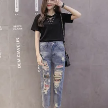 Высокая талия Весна и лето женские модные свободные воды мыть цвет ленты декорированные рваные джинсы женские длиной до икры джинсовый низ