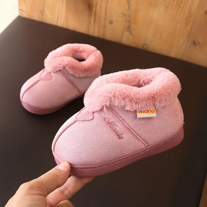 Домашние тапочки для мальчиков и девочек; новая зимняя детская хлопковая обувь; замшевые теплые Нескользящие хлопковые тапочки; детская теплая обувь