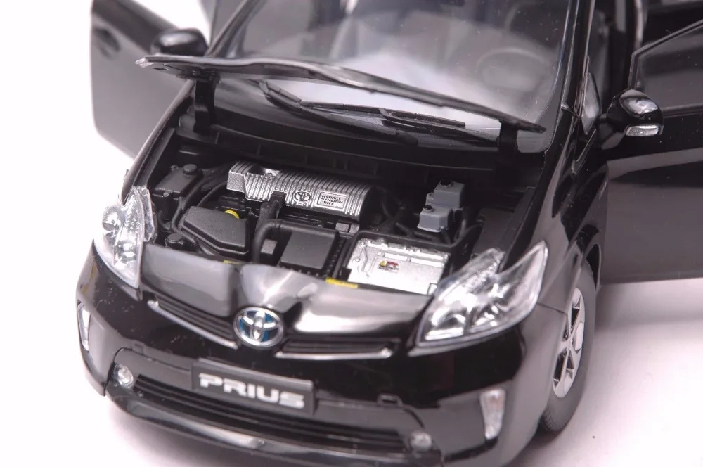 Toyota Prius Hybrid car model in scale 118 (5)