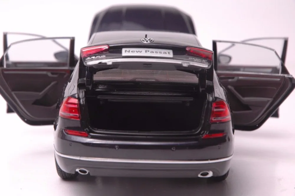 Volkswagen Passat 2016 car model in scale 118 purple (7)