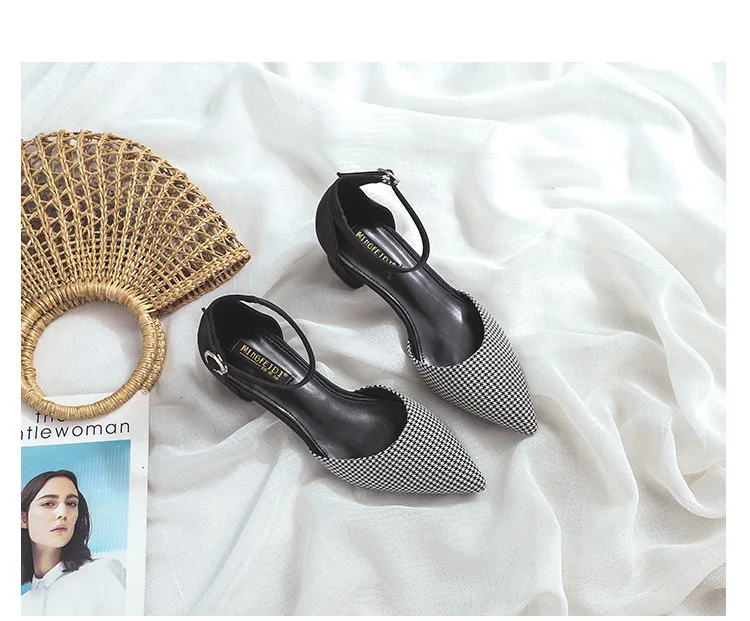 Элегантные открытые босоножки с острым носком в мелкую клетку; Летняя женская обувь; брендовая пряжка на щиколотке каблук; женские сандалии; ткань в клеточку