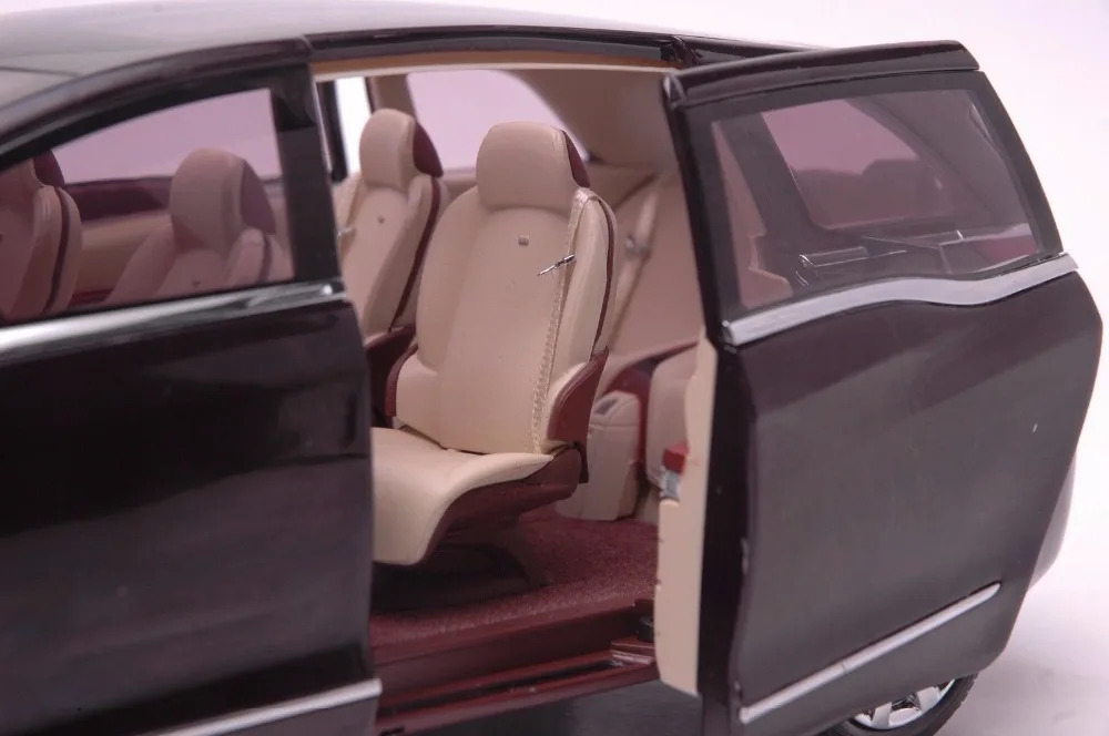 Buick GL8 Concept car model in scale 118 (8)
