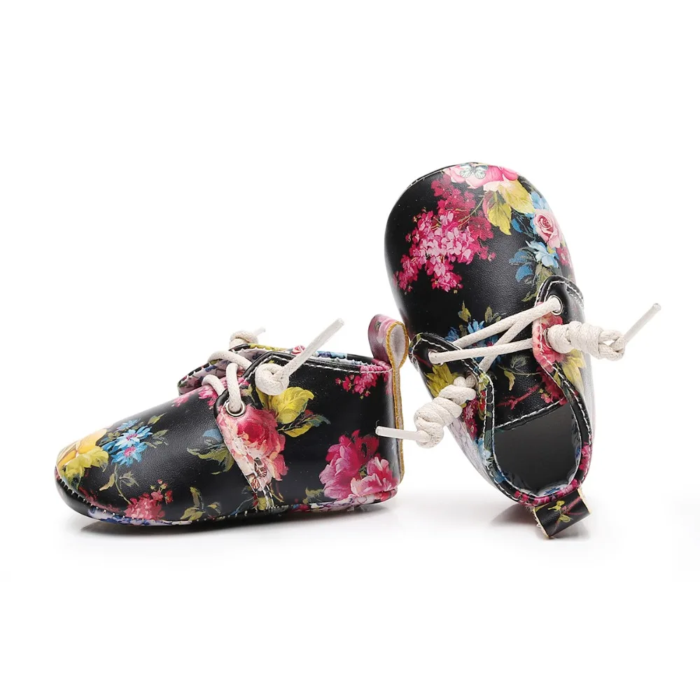 Для маленьких мальчиков и девочек обувь Демисезонный из искусственной кожи детские мокасины жесткой подошвой Обувь с цветочным