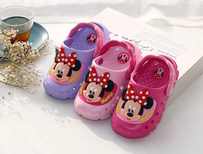 Disney детская светодиодный flash cool Тапочки мультфильм Микки для мальчиков и девочек сандалии летние Нескользящие Ванная комната Пляж Минни обувь с отверстиями