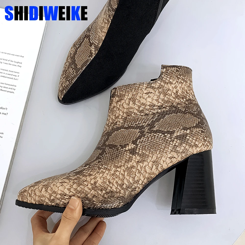 

Women Zipper Boots Snake Print Ankle Boots Round Heels Fashion Pointed toe Ladies Sexy shoes 2019 New Chelsea Boots g552