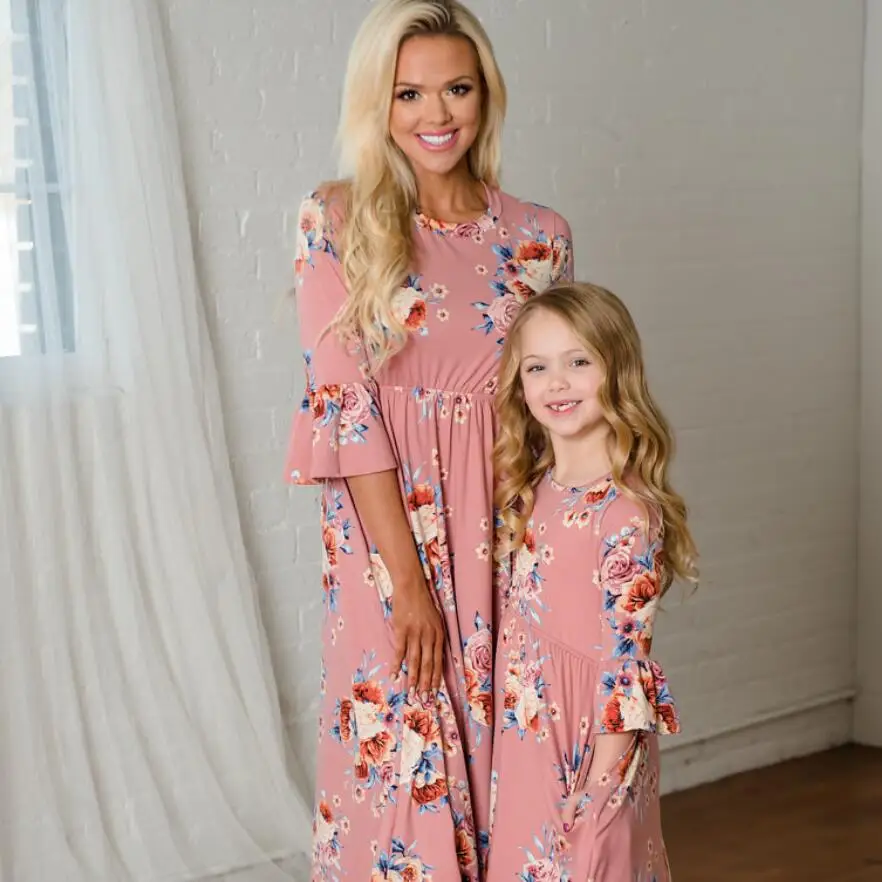 Платья для мамы и дочки; Летние Платья с цветочным принтом «Мама и я»; одежда для всей семьи; пляжный стиль; Одинаковая одежда для мамы и дочки - Цвет: pink