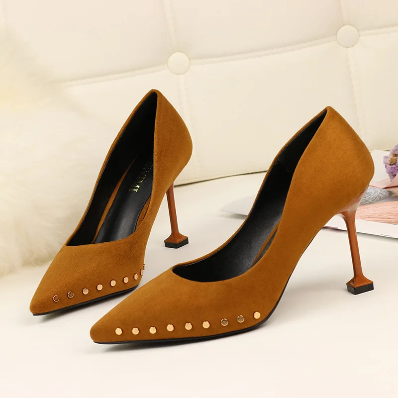

2019 Spring Pumps Women shoes Flock Pointed Toe Thin Heels Rivet Office Lady Sexy Pointed 8cm Wedding shoes party Women Shoe