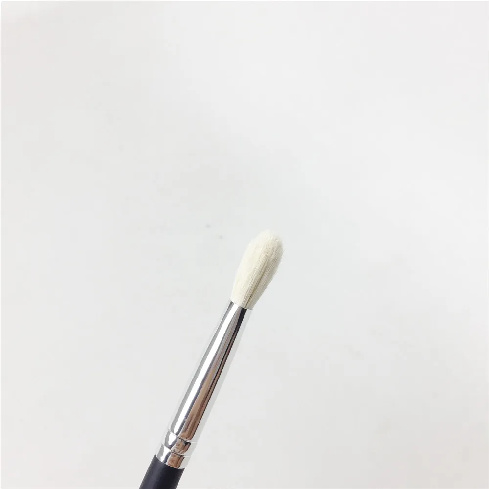 MORPHE M521 - CHISEL OVAL SHADOW BRUSH _ 2