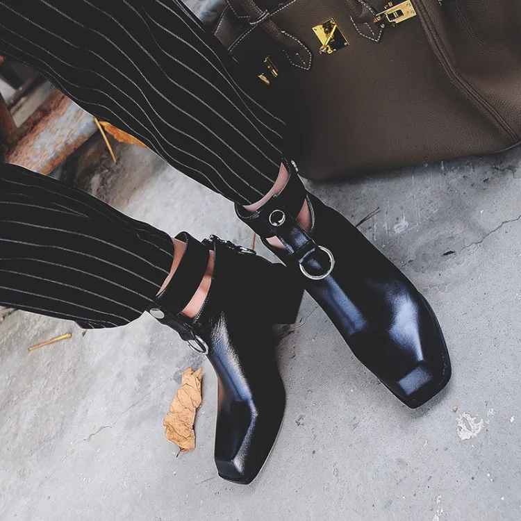 Сезон осень-зима; модная черная кожаная обувь с квадратным носком и пряжкой на ремешке; модель года; женские ковбойские ботильоны на резиновом каблуке в стиле панк
