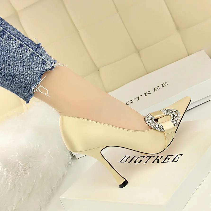 Элегантная Свадебная обувь; свадебные туфли на высоком каблуке; женская обувь с украшением в виде кристаллов; женские туфли-лодочки с закрытым носком; пикантные туфли на шпильке из шелкового атласа для ночного клуба - Цвет: Золотой