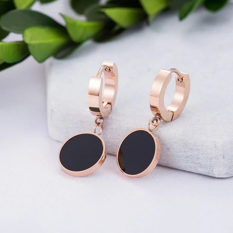 

Fashion Black Round Shell Titanium Steel Hoop Earrings For Women Classic Rose Gold Creative Earrings Jewelry Kolczyki ZE18143