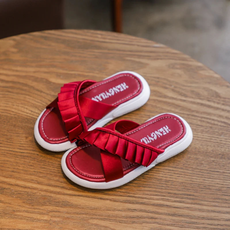 girls black flip flops