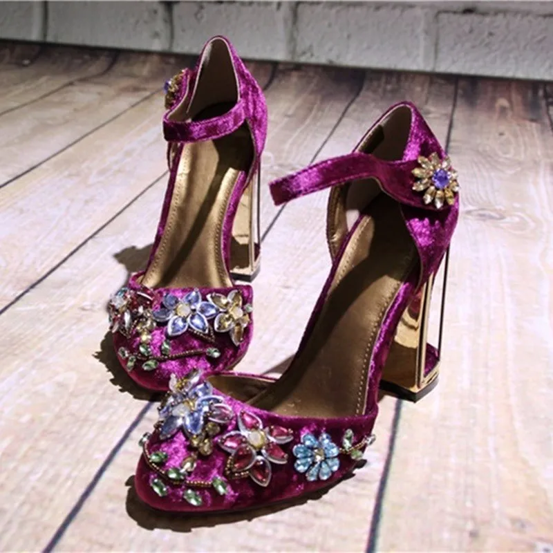 Новинка года; сезон весна-лето; женские туфли на высоком каблуке со стразами; свадебные туфли; красные, фиолетовые женские вечерние туфли на платформе с кружевом