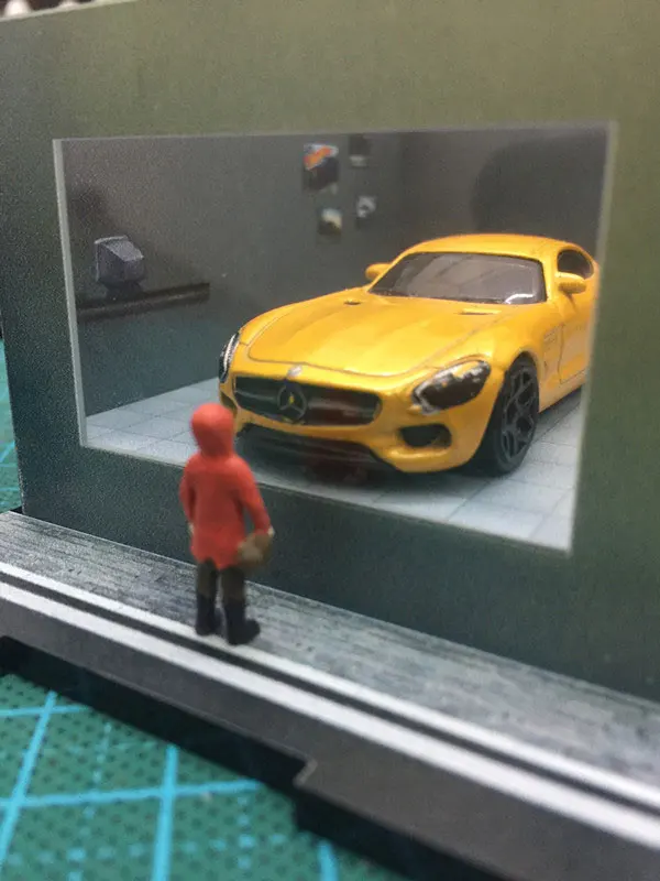 1: 64 весы Diorama маленький мальчик за окном парковка металлическая автомойка