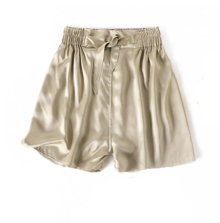 Черные шелковые шорты. Шорты из шелка. Шорты шелк. Короткие шёлковые шорты. Атласные шорты.