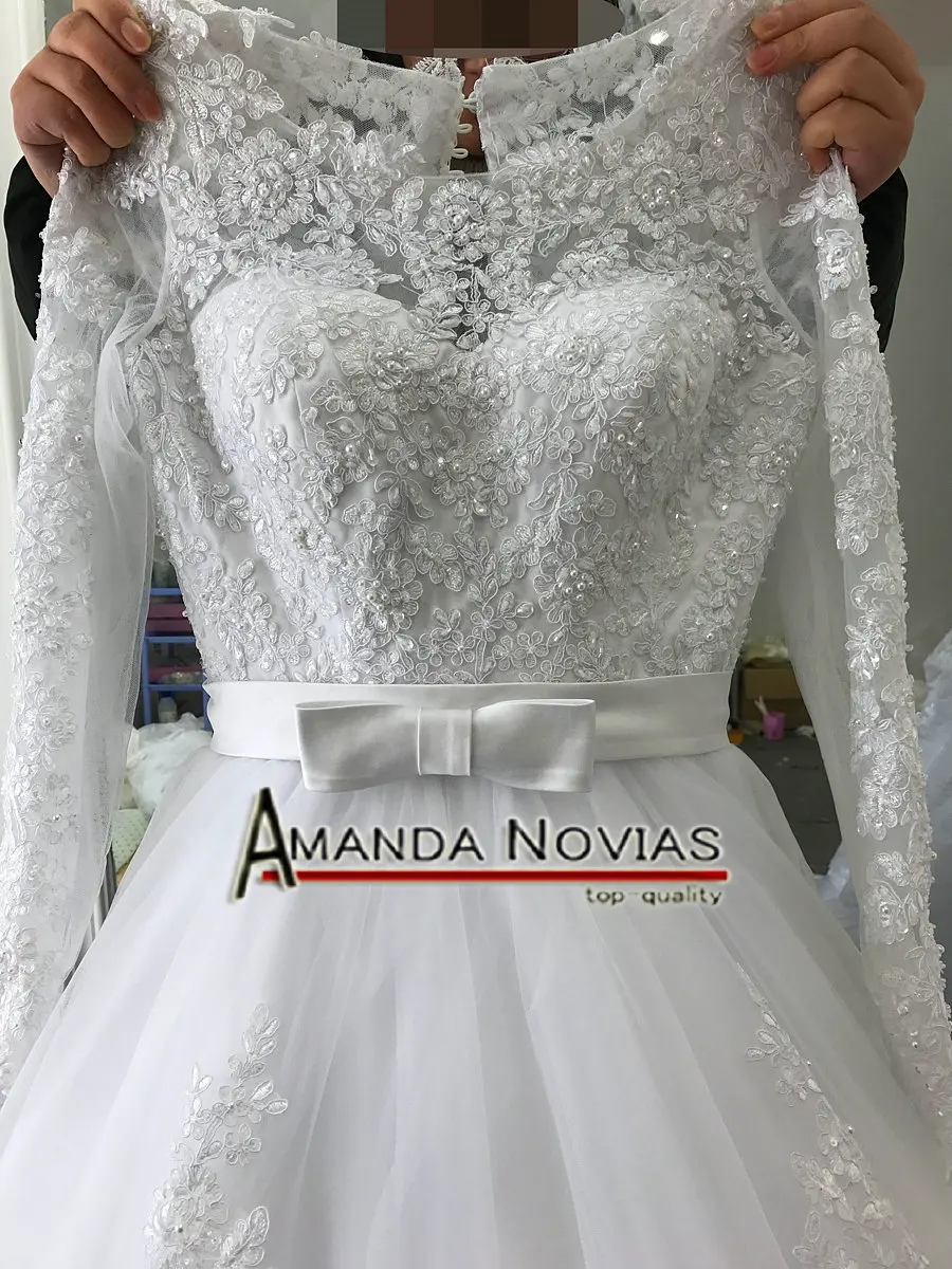 Дизайн простой, но элегантный кружево линии с длинным рукавом свадебное платье Аманда Novias реальные фотографии