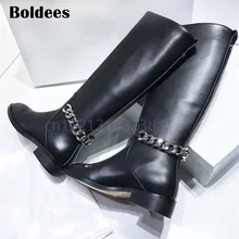 Черные сапоги до колена из натуральной кожи; женские рыцарские сапоги с круглым носком и цепочкой сзади; женские модные зимние ботильоны на плоской подошве