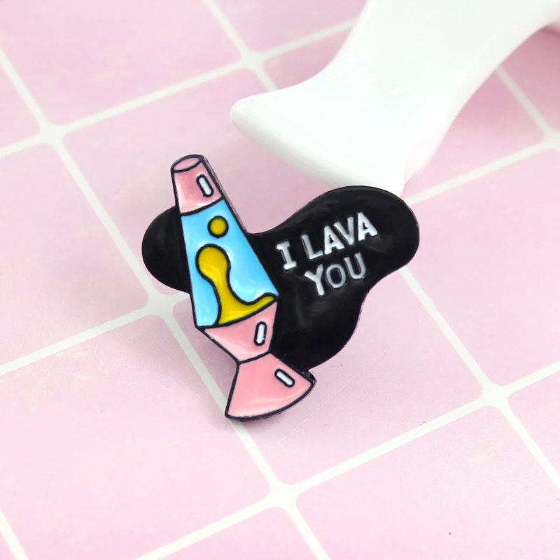 I LAVA YOU The flask выталкивает из черной лавовой Броши Love позволяет вам чувствовать
