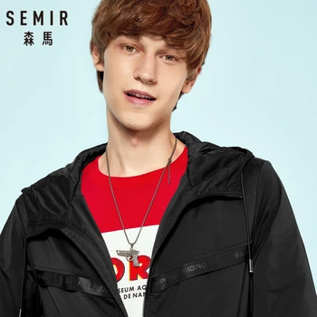 

SEMIR Men Hooded Jacket with Full-Zip Men's Outdoor Jacket with Drawstring Hood Windbreaker with Zip Pocket in Silky Polyester