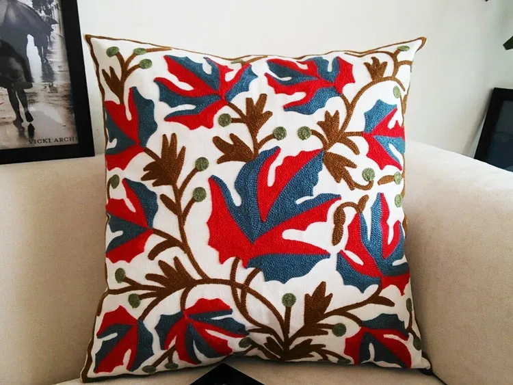 Housse de coussin canapé brodée