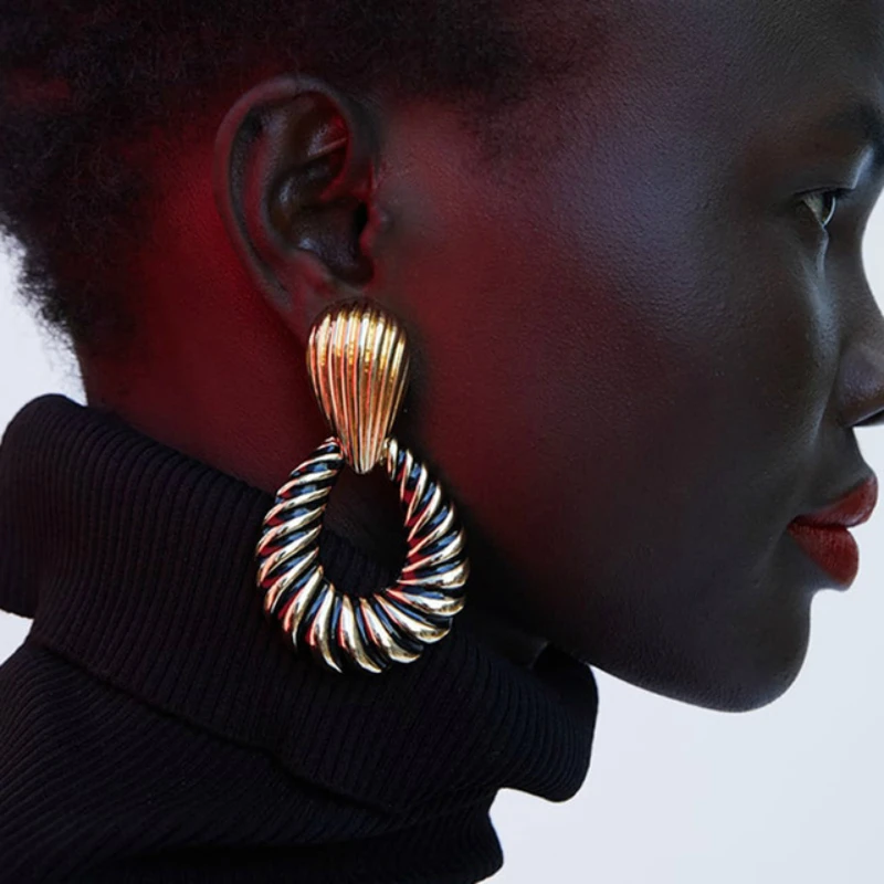 

Fashion Hollow Gold Color Dangle Water Drop Earrings for Women Pendant Metal Drop Earrings Wedding Party Geometric Charm Jewelry