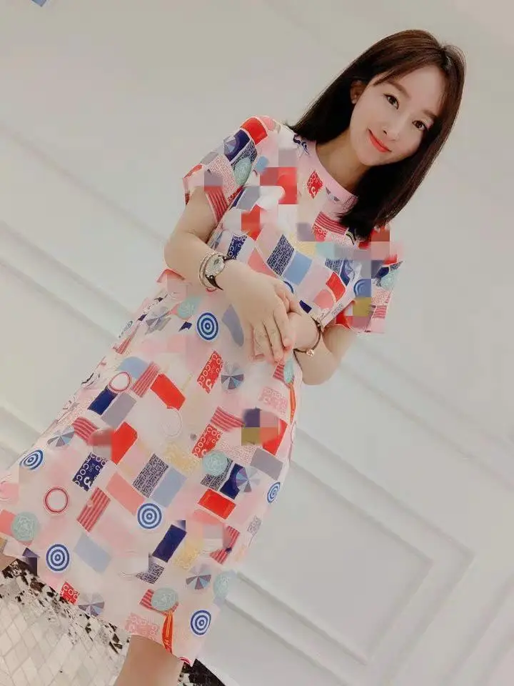 

In the summer of 2019 the new small sweet straight round collar silk dress with short sleeves