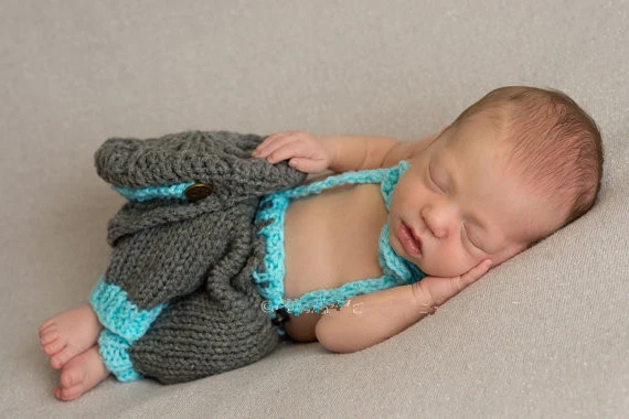 新生児男の子衣装 赤ちゃん男の子写真 かぎ針編み幼児セット かわいい赤ちゃんの衣装 キャスケット帽子パンツサスペンダー弓ネクタイ ニットプロップパンツ Baby Boy Photo Knit Propscute Baby Aliexpress