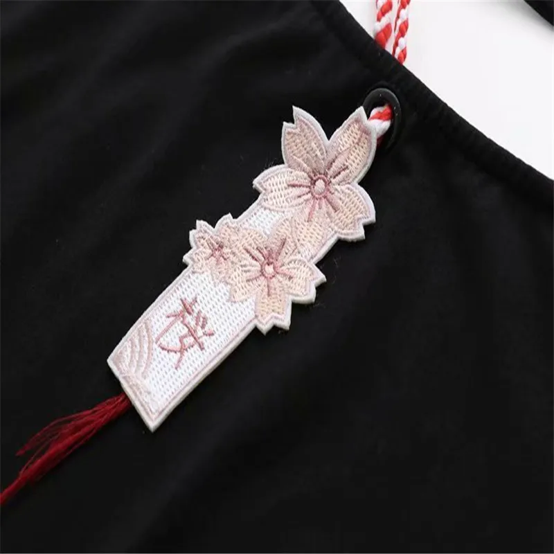 Веселая Милая футболка в японском стиле, Женская Асимметричная футболка с цветочной вышивкой и открытыми плечами, хлопковая Милая Черная футболка для девочек