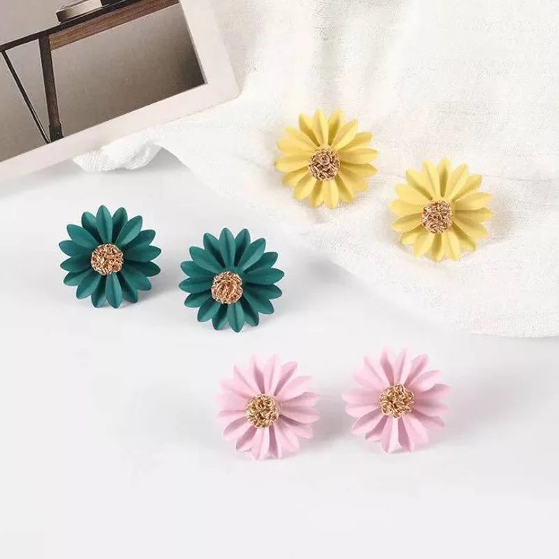 

Korea Style Cute Daisy Flower Stud Earrings For Women Fashion Female Jewelry Alloy Spray Paint Stud Earrings pendientes mujer