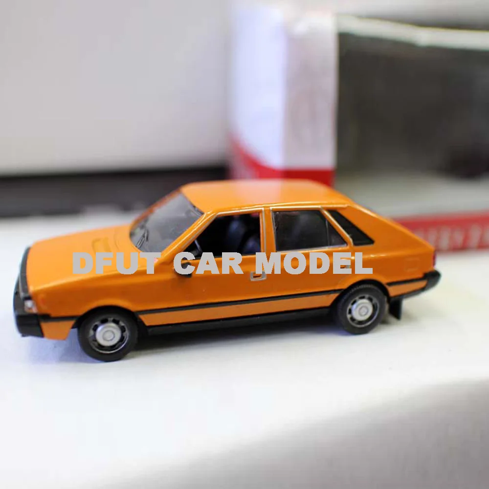 Литой под давлением автомобиль из 1:43 сплава FSO POLONEZ модель детских игрушечных