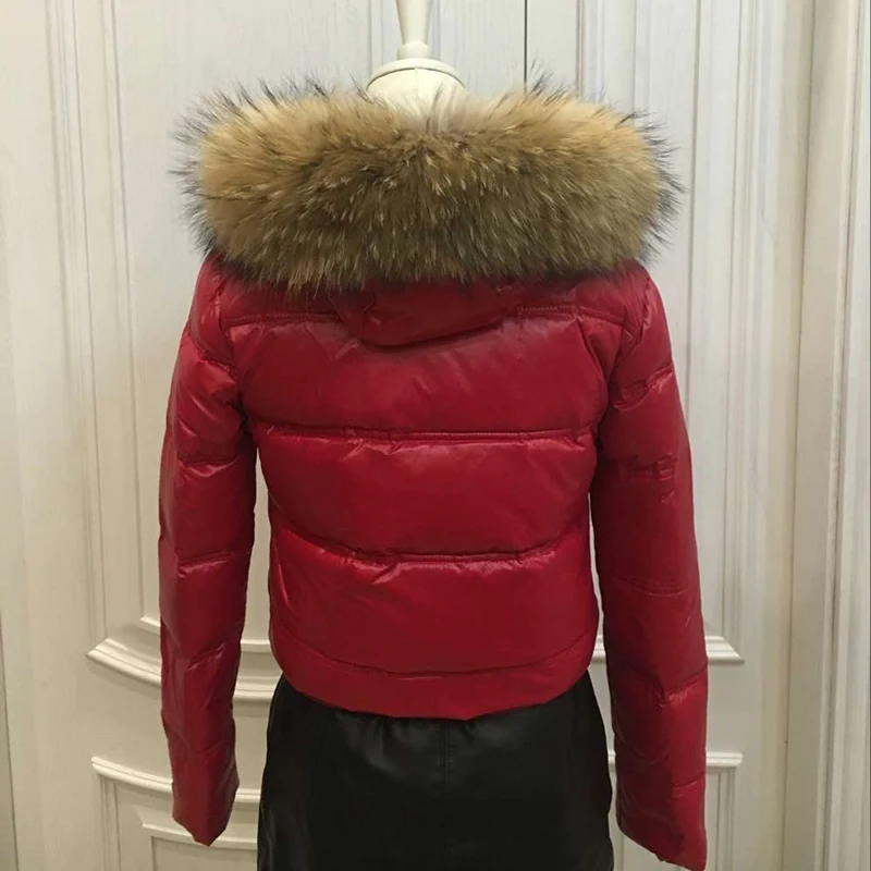Женский пуховик с капюшоном черная или красная короткая куртка из меха енота и