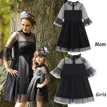 Кружевное платье для мамы и дочки; весенние одинаковые комплекты для семьи; однотонное черное платье; кружевные платья с расклешенными рукавами; одежда