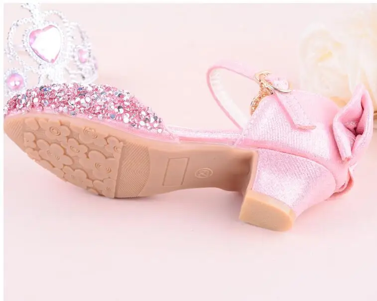 Kkabbyii обувь для девочек в стиле принцессы Новинка весны прекрасный из искусственной кожи, для детей платье с бантом для девочек свадебные туфли модные Женская модельная обувь для детей 26-36