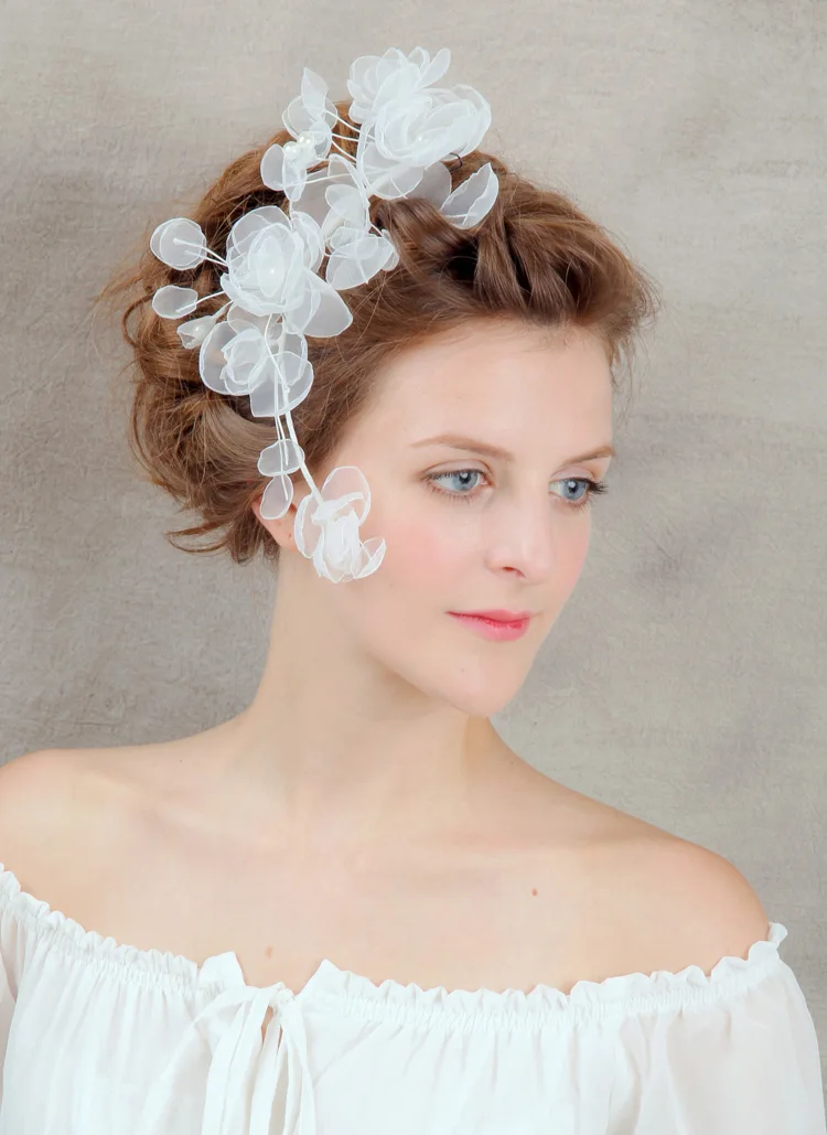 

The high-end bride handmade headwear white silk yarn and flowers flower wedding studio photos hair accessories